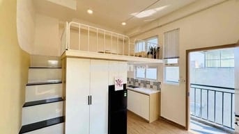 PHÒNG ĐẸP GIÁ RẺ CÓ GÁC RỘNG 30m2 BAN CÔNG THOÁNG GẦN ĐH VLU, UEF, Q1