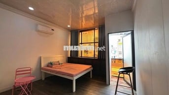 Cho thuê căn hộ ban công full nội thất gần Chợ Tân Định Quận 1