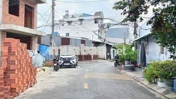 đang xây hết tiền bán gấp căn nhà 4 tầng đường nhựa hóc môn