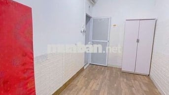 PHÒNG CÓ NỘI THẤT CƠ BẢN. Giá: 2.6tr. HẺM ĐỐI DIỆN TÒA NHÀ E-TOWN
