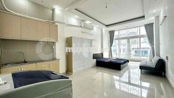 PHÒNG BAN CÔNG 45M2 mặt tiền Q5 gần UEH, SGU, ĐHSP - Thang máy