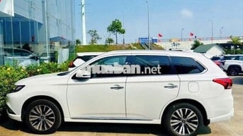 Mitsubishi Outlander Trắng Xe demo