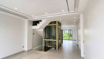 Nhà 5 tầng, bao gồm 4N5WC, có thang máy, đường trước nhà 16m 