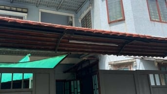 Cho thuê nhà mặt đường ô tô 3 tầng , 5 phòng ngủ , sân vườn 