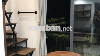 Phòng có cửa sổ lớn, ban công thoáng sạch không khí thiên nhiên