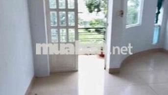 Cho thuê phòng trọ 30m2, có ban công trong KDC Phong Phú 5