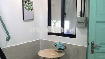 Phòng gác cao thoáng sáng nhiều cửa sổ khu an ninh