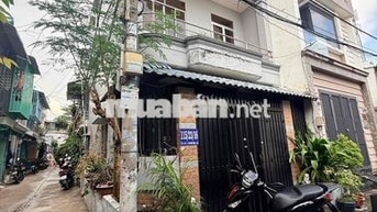 CC bán nhà lô góc hẻm hông rộng, xe hơi đậu trước nhà, đối diện trống