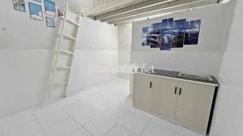 Phòng duplex, kệ bếp đang trống ngay Phạm Văn Chiêu