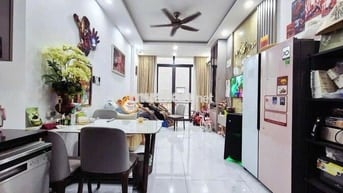 Nhà mới phân lô đường Láng 5 tầng, nội thất hiện đại, ô tô vào nhà