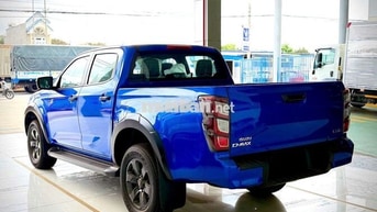 Xe bán tải 2 cầu tự động cao cấp nhập Thái Lan