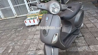Piaggio Vespa Tự động màu Xám