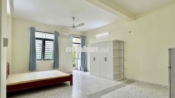 STUDIO / CỬA SỔ + BAN CÔNG / GẦN TRƯỜNG ĐẠI HỌC / FULL NỘI THẤT