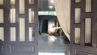 cho thuê nhà mặt tiền, đường xe 16 chỗ vào được.