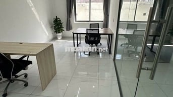 Văn phòng Vạn Phúc 15m2, sẵn nội thất, có m.lạnh, hầm xe. Giá 4,5 tr