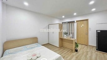 MỚI TRỐNG STUDIO TÁCH BẾP NẰM SÁT SÂN BAY QUA HUIT VÀ HVU 5P DI CHUYÊN