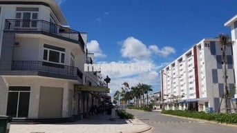 Chính chủ Cần bán căn nhà phố ba tầng, view đẹp, Đức Hoà, Long An