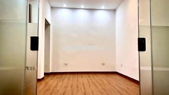 Cho thuê cửa hàng phố Nguyên Hồng, Đống Đa, phố ô tô, mặt tiền 6m, 20m