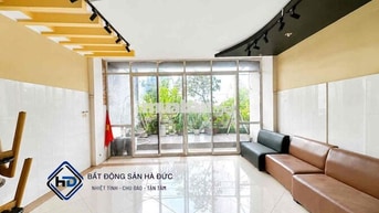 Văn phòng 30m view ban công mặt tiền Lê Thị Riêng