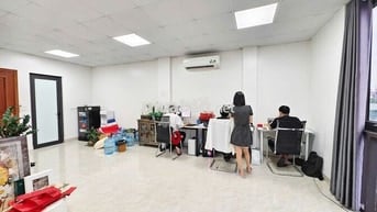 Còn 1 sàn Nguyễn Xiển 40m2 7tr view kính free dịch vụ