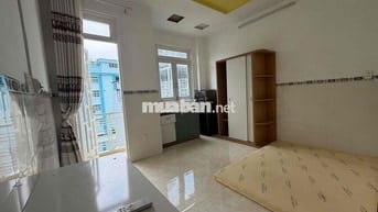 Căn Hộ Ban Công Mơi Toanh - Gần UEH , Y Dược , Thuận Tiện di Chuyển Q5