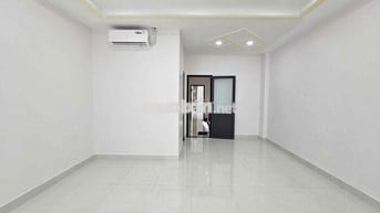Văn phòng 20m2, có cửa sổ, thang máy, m. lanh, hầm xe. Giá 6 tr
