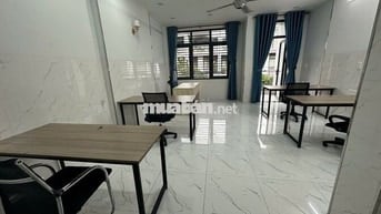 Văn phòng 25m2 Vạn Phúc có ban công, sẵn nội thất, có hầm xe. Giá 8 tr