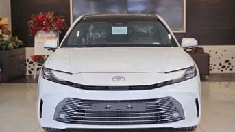 Toyota Camry 2.5 HEV Top 2026 Trắng