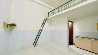 phòng gác, máy lạnh, phòng ban công( tủ quần áo), có thang máy.