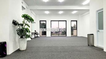 Văn phòng 80m2 sẵn nội thất, có hầm xe tại hầm xe ở Vạn Phúc. Giá 12tr