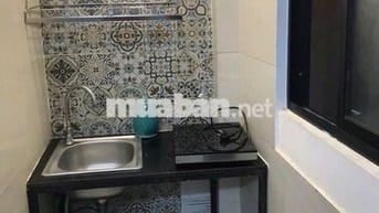 Phòng gác cao thiết kế tiện nghi thoáng sạch nhiều cửa sổ