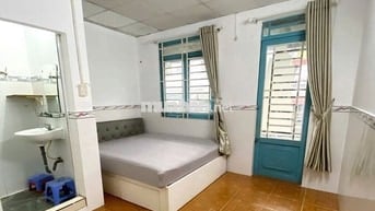 Nhà thuê 2 lầu 2 phòng ngủ hẻm xe hơi Nguyễn Huy Lượng 72m²