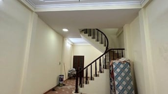 Cho thuê nhà trong ngõ 266 Đội Cấn, cách mặt phố 30m, ô tô tải đỗ cửa