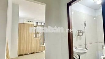 CĂN HỘ FULL NỐI THẤT TÁCH BẾP CỬA SỔ LỚN ĐINH BỘ LĨNH SÁT Q1