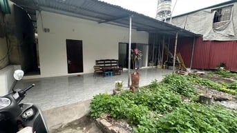 Cho thuê nhà ngõ 343 Đội Cấn sân vườn rộng, 2 ngủ,