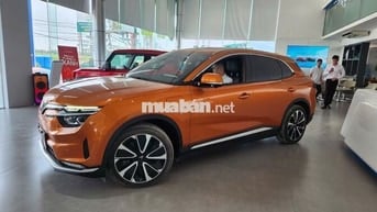 Xe VinFast VF8 màu vàng cam 2023