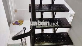 Cho thuê nhà chính chủ - điện nước chính. DT: (4*12)m2, có gác lửng.