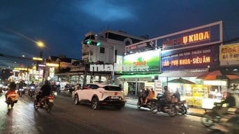 căn góc cực đắc địa còn xót lại trên con đường sầm uất