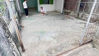 BÁN ĐẤT TẶNG NHÀ , SIÊU RẺ NGAY CHỢ , TRƯỜNG HỌC HOÀ QUÝ