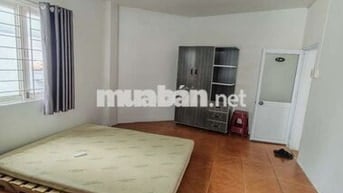 Nguyên lầu 2 có sân riêng + 2PN full nội thất 