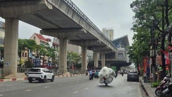 Cho thuê nhà mặt phố hồ tùng mậu . Dt. 30 m3 gắc xép . Kinh doanh vv.v
