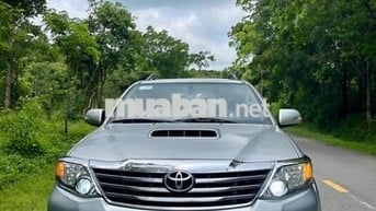 Toyota Fortuner 7 chỗ số sàn màu Bạc