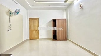 Phòng cửa sổ giếng trời (cửa chớp) mát rượi - thích hợp 2-3 người ở