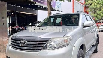Toyota Fortuner 7 chỗ màu Bạc