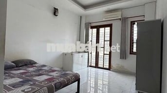 Phòng cho thuê có bancol cửa sổ trời gần công viên làng hoa
