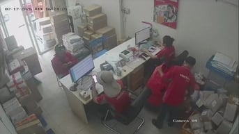 Cung cấp dịch vụ vận chuyển hàng hóa và  quốc tế