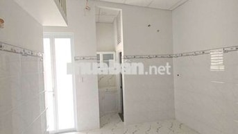 Cho thuê phòng tầng 1 có ban công, lối đi riêng, tại trung tâm quận1