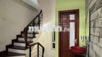 Cho thuê nhà Văn Cao 33m², 4,5 tầng, ô tô đỗ cửa, chỉ 13,5 triệu/tháng