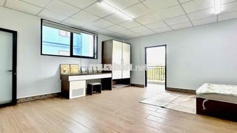 Phòng có ban công riêng 50m2 ngay view sông bao mát gần bến xe Q8