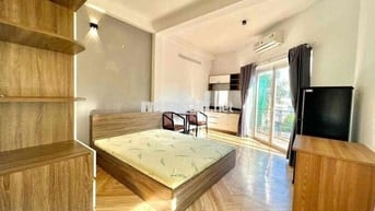 STUDIO CAO CẤP BAN CÔNG RỘNG – SÁT ĐH VĂN LANG – DỌN VÀO Ở NGAY